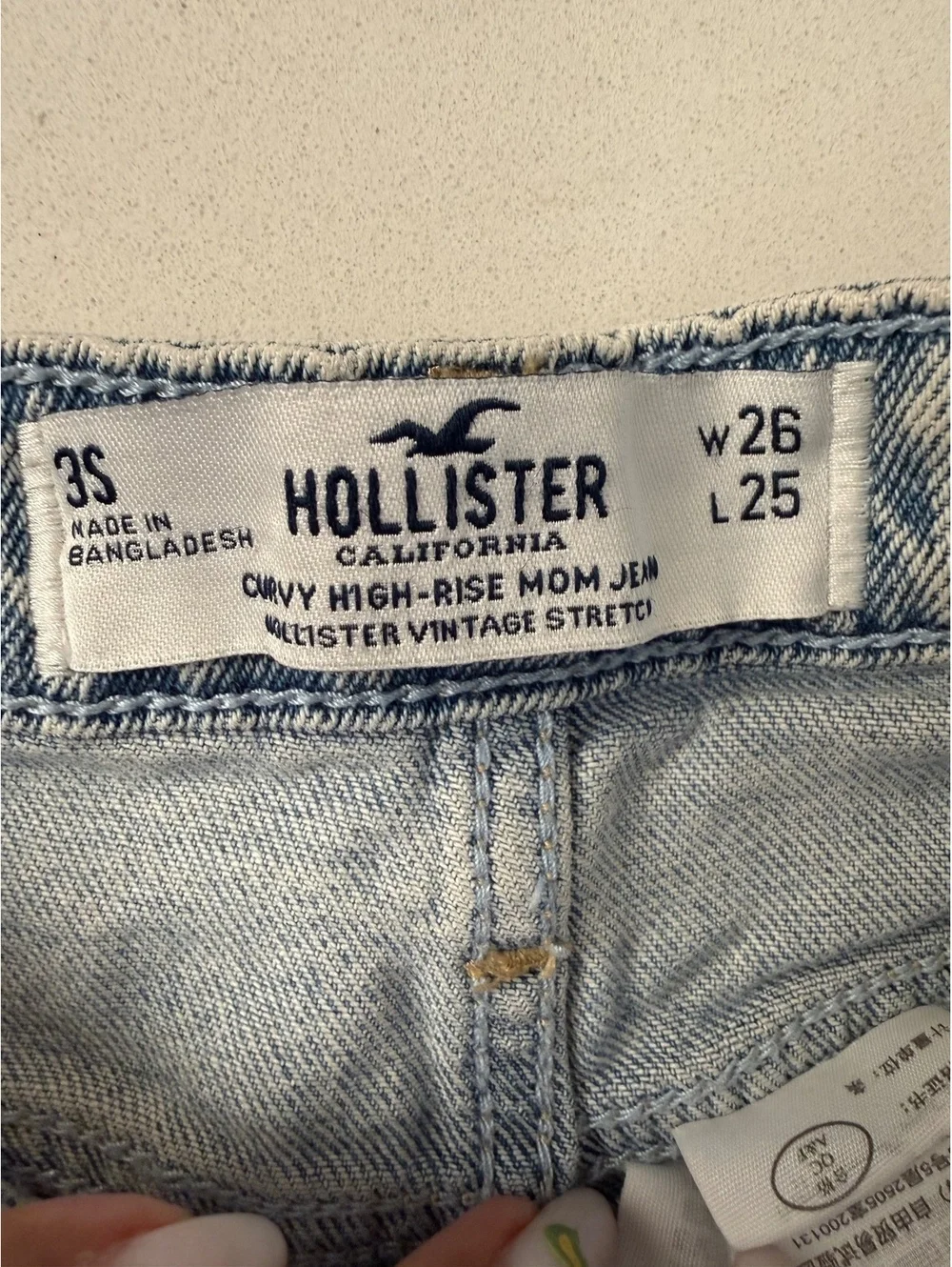 Hollister Curvy High-Rise Mom Jeans Light Wash Size 3S W26 L25